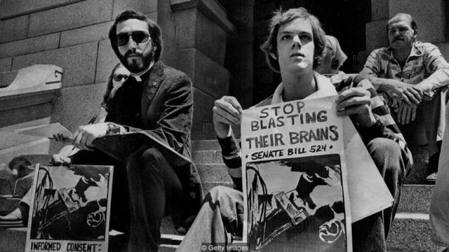 Manifestação em 1977 a favor de projeto de lei para alertar pacientes sobre os riscos da ECT