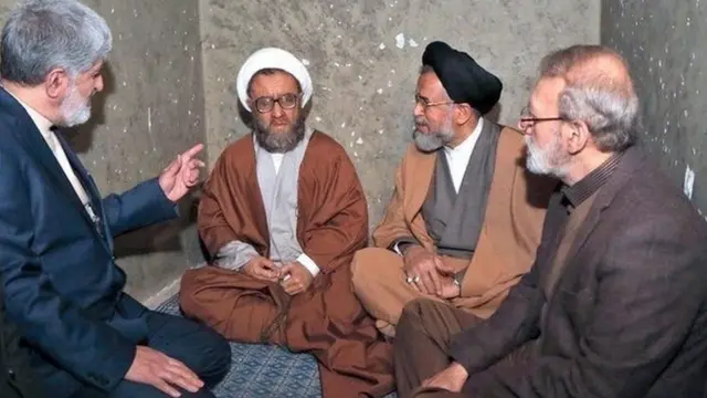 علی لاریجانی نفر اول از راست و علی مطهری نفر اول از چپ در کنار مجسمه مرتضی مطهری از نظریهپردازهای جمهوری اسلامی که در ماههای اول انقلاب بهمن ۵۷ ترور شد. مرتضی مطهری پدر همسر آقای لاریجانی است