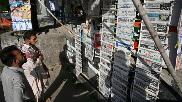 সংবাদপত্র পড়ছেন দুজন পাঠক