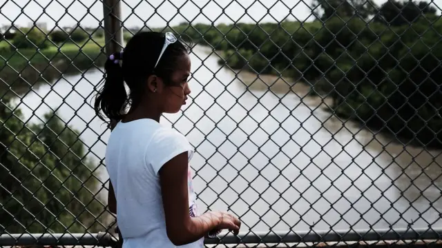 Niña hondureña en la frontera de Texas, tras serle denegada la entrada el pasado 25 de junio.