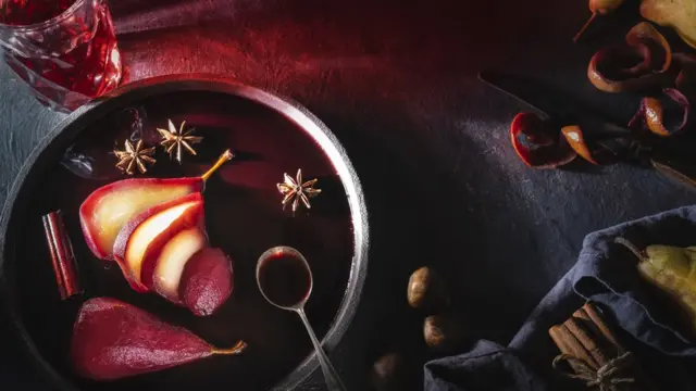 Груші на тарілку у червоному вині