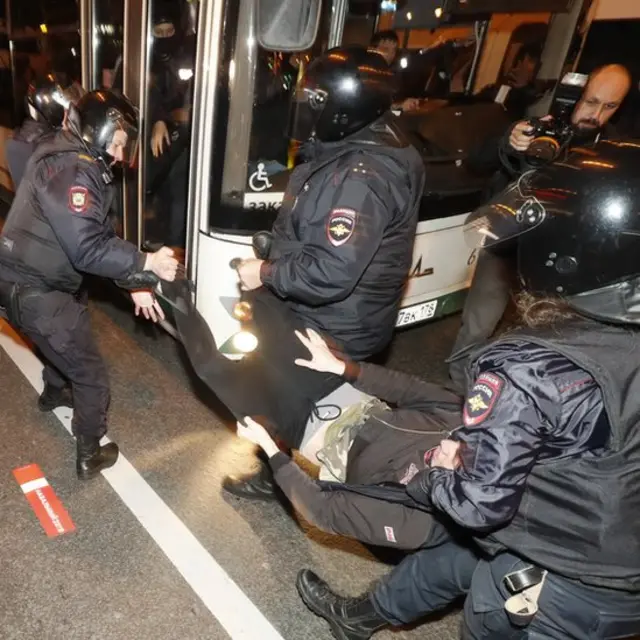 Полицейские несут парня