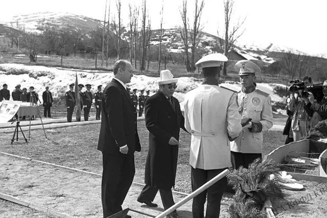 Аскар Акаев жана вице-премьер министр Б.Силаев "Ата-Бейитте", 1999-жылы тартылган сүрөт