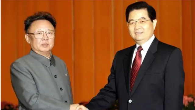 2006년 북한 김정일 국방위원장과 중국 후진타오 전 주석이 베이징에서 악수하고 있다.