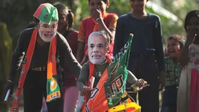 મોદીના માસ્ક પહેરેલા કાર્યકર્તા