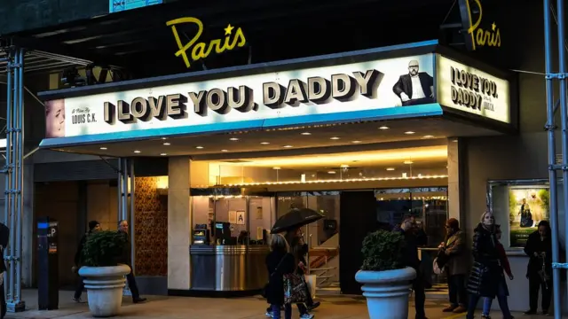 La marquesina de The Paris Theatre anunciando la película "I Love You, Daddy", de Louis C.K., en Nueva York, en noviembre de 2017.