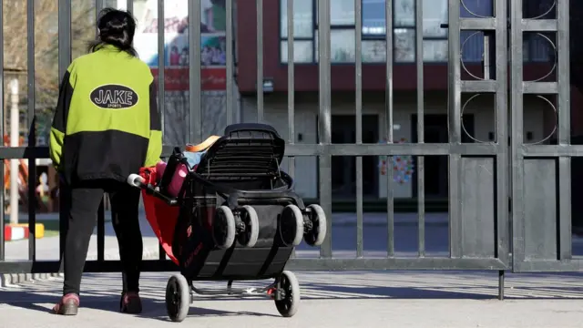 Madre lleva a su menor al jardín de infantes