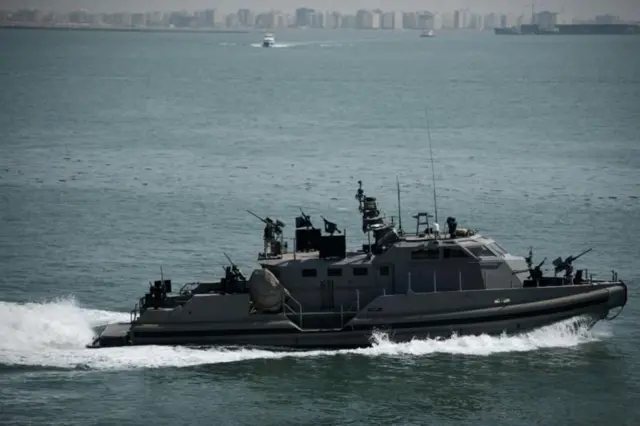 बहरीन में अमेरिकी नौसेना के पांचवें बेड़े का सर्विस सेंटर है