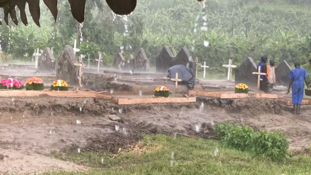 Bagiye kurangiza kubashyingura indi mvura nyinshi yamanutse irimo kugwa