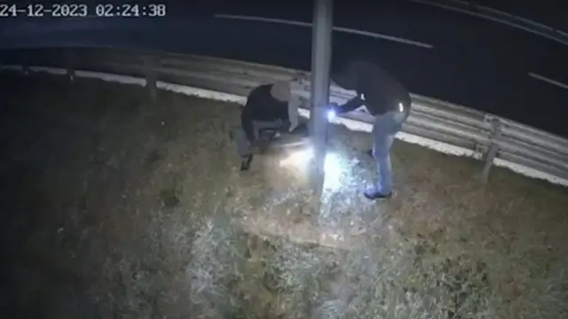 Grabación que muestra a dos hombres dañando una cámara