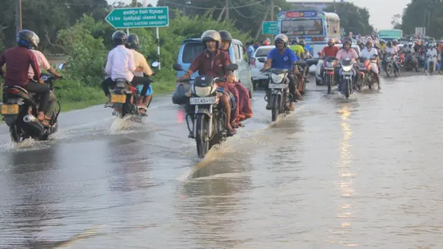 அம்பாறை மாவட்டத்தைப் புரட்டிப் போட்டுள்ள வெள்ளம்