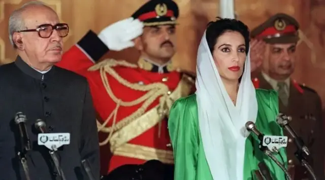 دسمبر 1988 کو بے نظیر بھٹو نے پہلی مرتبہ وزارت عظمیٰ کا منصب سنبھالا