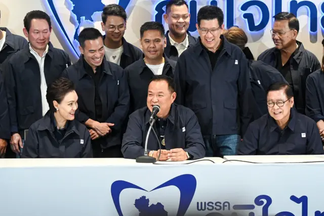 อนุทินนำทีมแกนนำคนสำคัญของพรรคแถลงขอบคุณประชาชนที่เลือกพรรค ภท. แต่ยังไม่ได้เปิดสูตรจัดรัฐบาล