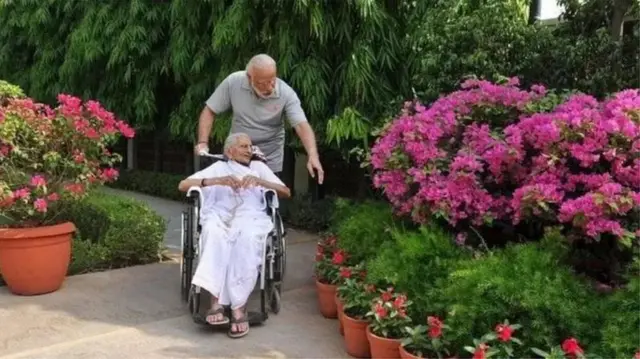 मोदी आणि हिराबेन