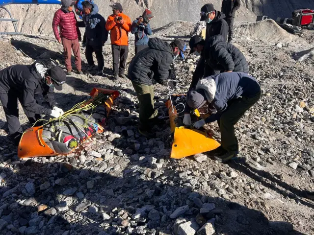 हिमालमा कैयौँ वर्षदेखि त्यसै परेकामध्ये ५ शव काठमाण्डू ल्याइपुर्‍याइएको छ