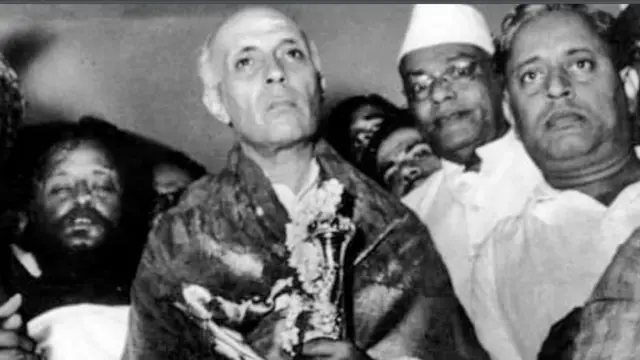 জওহরলাল নেহরুর হাতে ধরা সেঙ্গোল কি আদৌ ১৯৪৭ এ ক্ষমতা হস্তান্তরের প্রতীক?