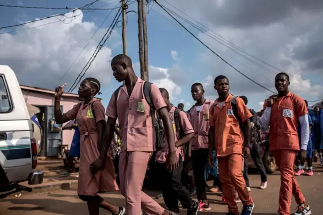 Estudiantes cameruneses vuelven de la escuela en Yaundé.
