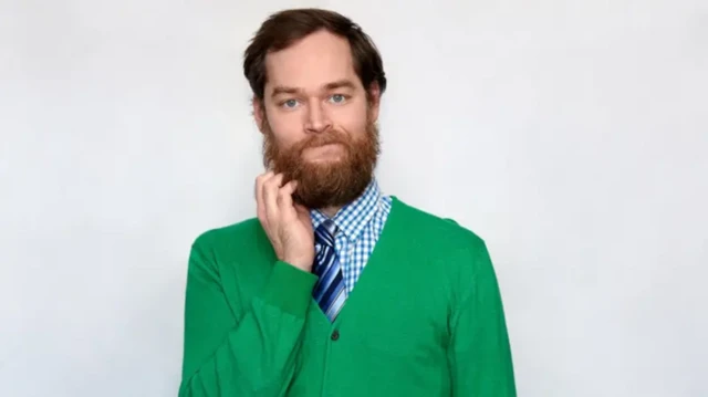 Un homme habillé en vert.