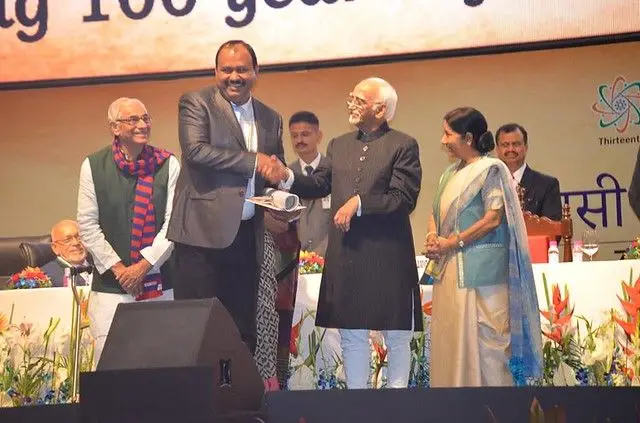 भारत सरकार ने साल 2015 में अशरफ को 'प्रवासी भारतीय सम्मान' से सम्मानित किया.