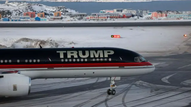 Trump'ın ismini taşıyan özel uçağı, Grönland'ın başkenti Nook'ta havalimanında park halinde