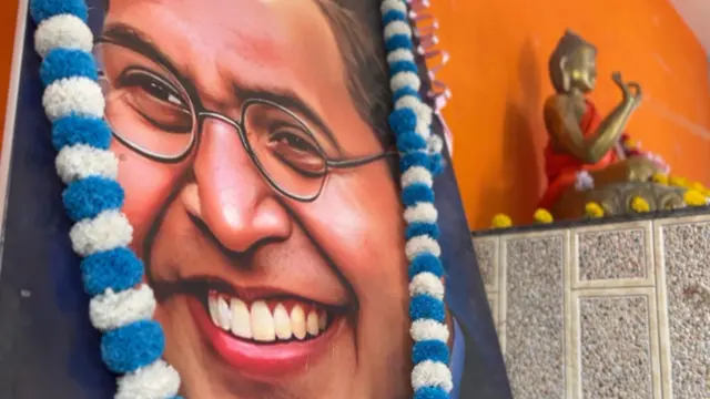 डॉ बाबासाहेब आंबेडकरांनी दलितांच्या स्वतंत्र राजकारणाची निर्णायक चळवळ महाराष्ट्रात सुरु केली.