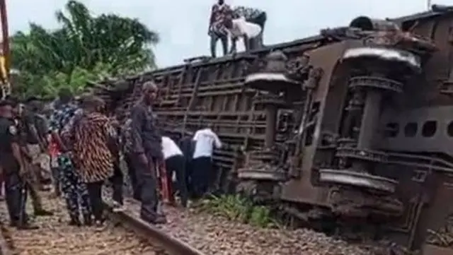 Ọkọ oju irin to yawọ atawọn ero to gbe, wọn duro sibi ti isẹlẹ naa ti waye