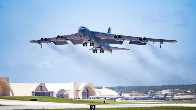 Важкий бомбардувальник B-52 (сучасне фото)
