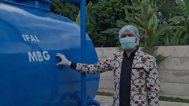 Wakil Yayasan Metavisi Akademik Nusantara, La Halisu, menunjukkan Instalasi Pengolahan Air Limbah (IPAL) dapur milik Unhas. 