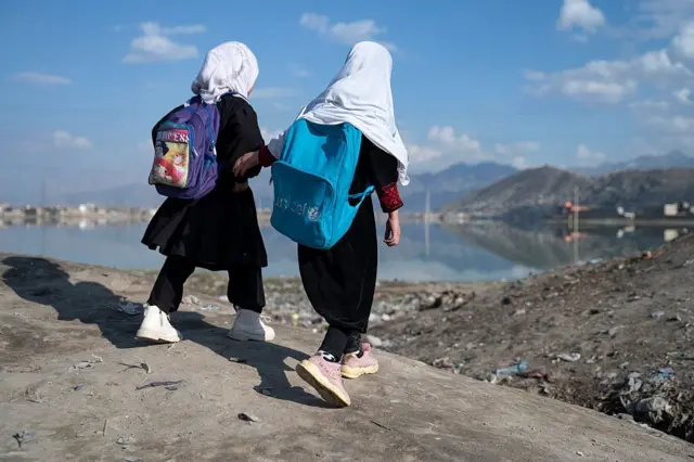 دوه وړې نجونې ښوونځي ته ځي