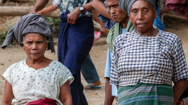 သက်ကြီးရွယ်အိုတချို့ကိုမန္တလေးမြို့ဧရာဝတီမြစ်ကမ်းဘေးတစ်နေရာမှာတွေ့ရစဥ်