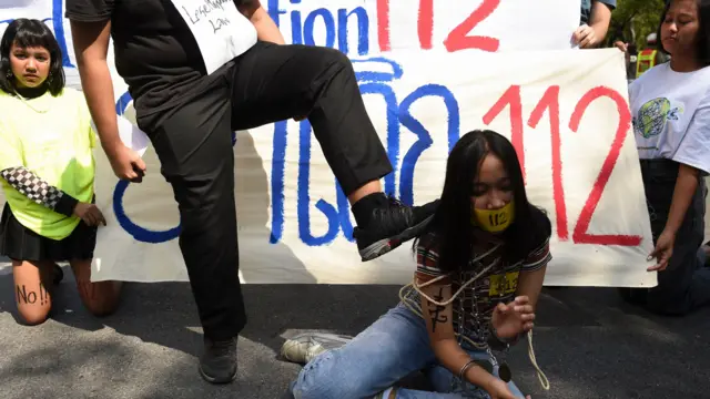 Таиланддын Кылмыш-жаза кодексинин монархияга акаарат келтирүү үчүн жазаны караштырган 112-беренесин жокко чыгарууну талап кылган митингдеги демонстрант