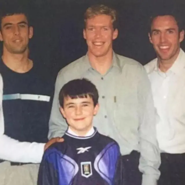 Chris Guerin yang masih muda bertemu dengan para pemain klub speak bola Aston Villa