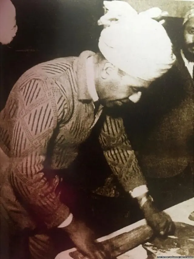 લંડનના શેફર્ડ બુશ ગુરુદ્વારામાં રોટી બનાવતા સરદાર ઉધમસિંહ