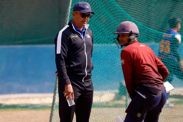 ब्याटिङ क्लिनिकमा मोन्टी देसाई