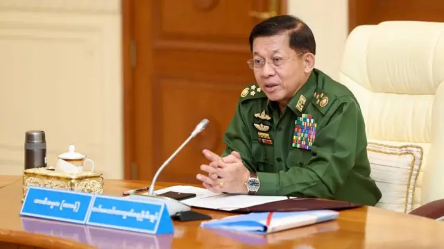 မြန်မာစစ်ခေါင်းဆောင် ဗိုလ်ချုပ်မှူးကြီးမင်းအောင်လှိုင်