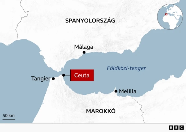 A Földközi-tenger nyugati részét ábrázoló térkép, amelyen Spanyolország déli része és Marokkó északi területe látható. A jelölt helyszínek között szerepel Málaga Spanyolország déli partján, valamint a Gibraltári-szoros közelében fekvő Ceuta és az észak-afrikai partvidéken található Melilla spanyol enklávéja. Ceutát piros jelölés emeli ki, jelezve, hogy Marokkó területén található spanyol enklávé. A Ceutától nyugatra fekvő Tanger szintén fel van tüntetve. Európa és Afrika kisméretű térképe a térség elhelyezkedését mutatja a Földközi-tenger délnyugati részén.