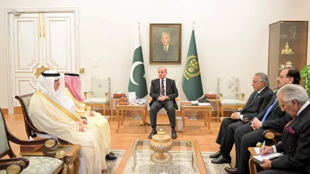 পাকিস্তানের প্রধানমন্ত্রী শেহবাজ শরিফের সাথে সৌদি আরব, মিসর, তুরস্কের পররাষ্ট্রমন্ত্রীদের বৈঠক