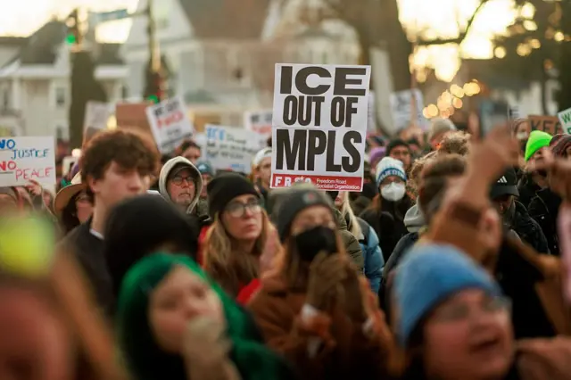 La gente se manifiesta contra ICE durante una vigilia en honor a una mujer que fue baleada y murió a manos de un oficial de inmigración más temprano ese día en Minneapolis, Minnesota, el 7 de enero de 2026. (Foto de Kerem YUCEL / AFP vía Getty Images)