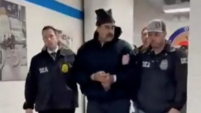 নিউ ইয়র্কে পৌঁছানোর পর সেখানকার যুক্তরাষ্ট্রের ড্রাগ এনফোর্সমেন্ট এজেন্সি'র (ডিইএ) সদর দপ্তরে নেওয়া হয় মাদুরোকে