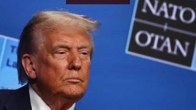 صورة للرئيس ترامب متجهماً وخلفه شعارالناتو