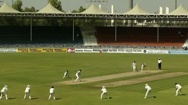 21 अक्तूबर, 2002 को संयुक्त अरब अमीरात के शारजाह अंतरराष्ट्रीय क्रिकेट स्टेडियम में पाकिस्तान और ऑस्ट्रेलिया के बीच खेले गए टेस्ट मैच में ऑस्ट्रेलिया के ग्लेन मैकग्राथ गेंद डालते हुए