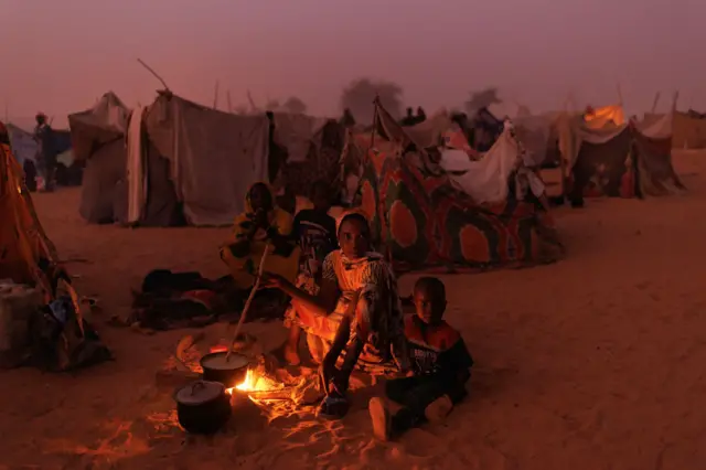 ሓደስቲ መጻምድቲ ሱዳናውያን ስደተኛታት ብ24 ሚያዝያ 2024 ድቕድቕ ጸልማት ኣብ ከባቢ ዓድረ ቻድ ኣብ ጥቓ ሓደ መዓስከር መግቢ የብስሉ