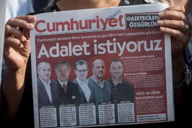 Cumhuriyet gazetesinin, Cumhuriyet davasındaki tutuklu gazetecilerle ilgili manşeti 