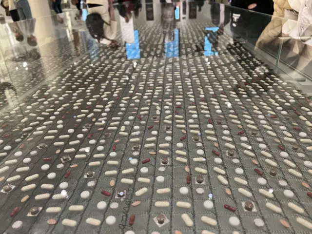 Н﻿егизи эле дары-дармекти ашыкча колдонуу зыян. Лондондогу Британ музейинин бир бурчунда ушундай экспонат коюлган. Ал дарылардын көптүгүн жана зыянын чагылдырып турат 