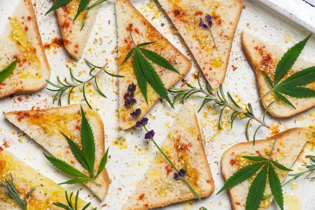 برگ‌های شاهدانه روی نان