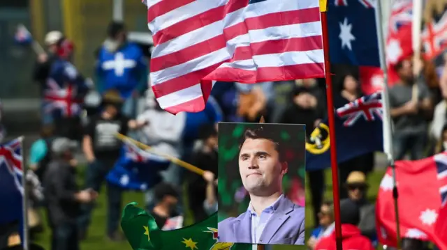 دقيقة صمت حداداً على روح تشارلي كيرك خلال مسيرة "أستراليا تتحد من أجل الحرية"، حيث نظموا احتجاجًا مضادًا ضد مسيرة مناهضة العنصرية في ساحة فيكتوريا - تارنتانيانجا، في 13 سبتمبر/أيلول 2025 بأديلايد، أستراليا.