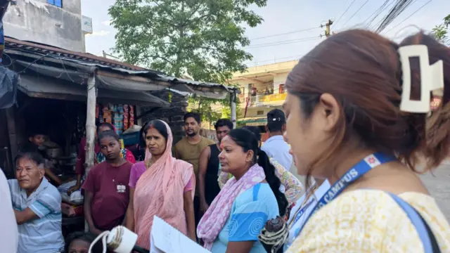 स्थानीयबासिन्दाहरूलाई जनचेतना दिँदै स्वास्थ्यकर्मीहरू