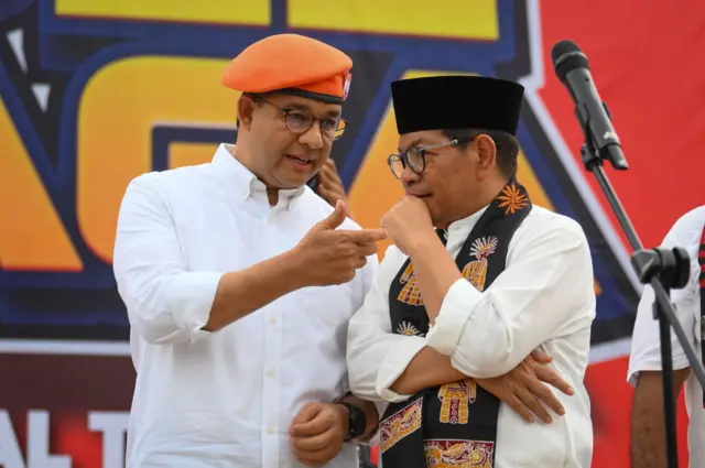 Gubernur DKI Jakarta periode 2017-2022 Anies Rasyid Baswedan (kiri) berbincang dengan calon gubernur DKI Jakarta nomor urut 3 Pramono Anung (kanan) saat Apel Siaga dan Rapat Akbar Warga Kawal TPS di Lapangan Blok S, Jakarta, Kamis (21/11/2024).