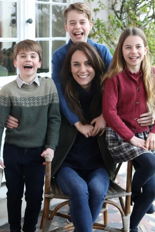 Catherine con el príncipe Louis, la princesa Charlotte y el príncipe Jorge