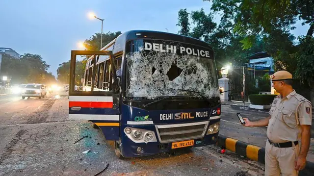 டெல்லி போராட்டத்தின்போது காவல்துறை வாகனத்தின் முன்பக்க கண்ணாடி உடைக்கப்பட்டிருக்கும் காட்சி